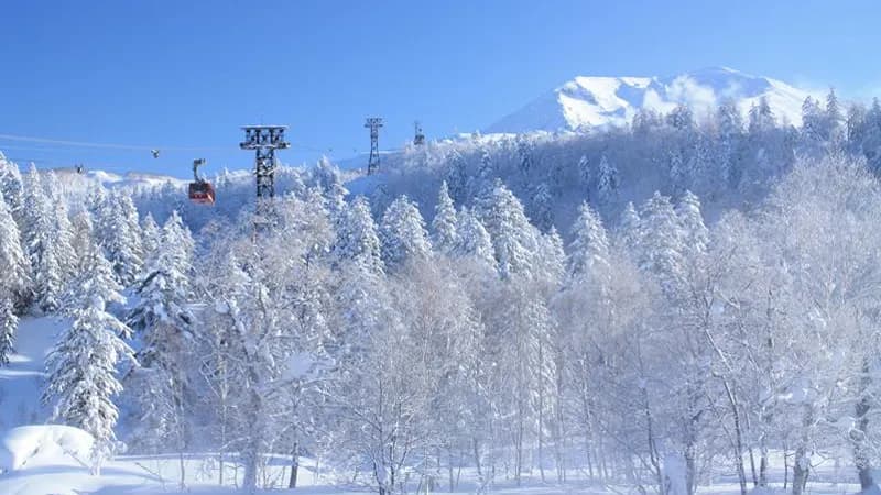 Asahidake Ropeway and snow-covered Asahidake